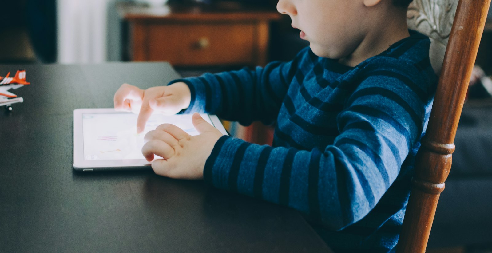 Ele já sabe mexer no computador — precisa mesmo de aula?